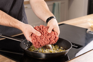 Das Hackfleisch anbraten.