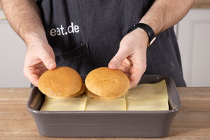 Die Burger-Bun-Deckel oben drauf setzen