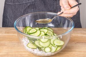 Salat mit Olivenöl würzen