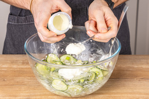 Salat mit Mayonaise würzen