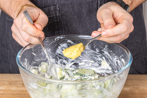 Salat mit Senf würzen