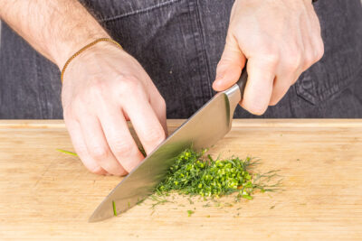 Dill und Schnittlauch schneiden