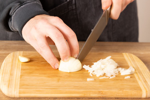 Zwiebeln klein hacken.