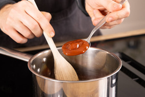 Ketchup in den Topf geben.
