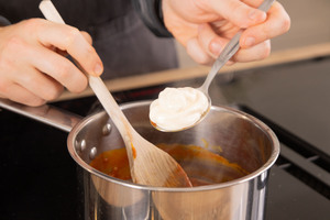 Mayonnaise in den Topf geben.