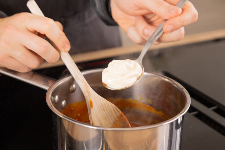 Mayonnaise in den Topf geben.