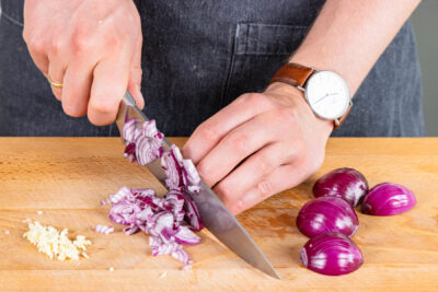 Knoblauch und Zwiebeln würfeln