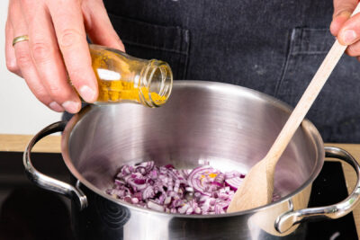 Zwiebeln mit Currypulver anbraten