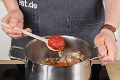 Tomatenmark dazugeben