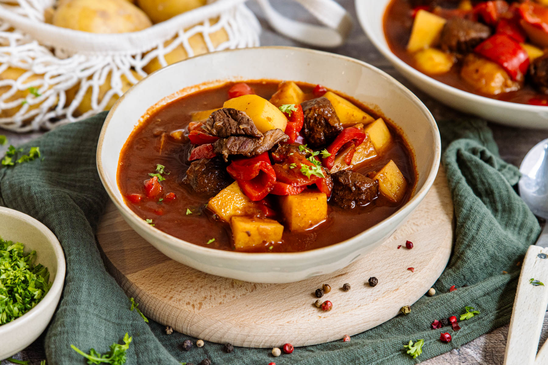 Rotwein bei Gulasch ersetzen: 4 Alternativen