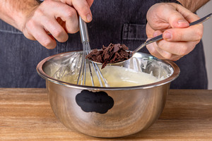 Schokostreusel zur Masse geben