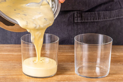 Eierlikör-Mousse abfüllen
