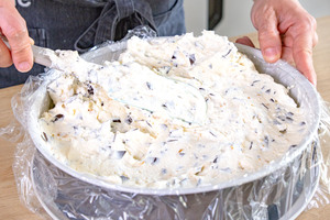 Eismasse in Springform verstreichen