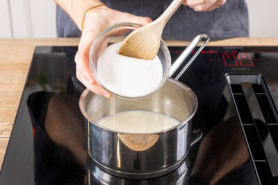 Zucker zur Milch geben