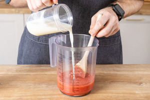 süße Milch zum Erdbeerpüree geben