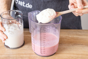 Schlagsahne zur Erdbeermasse geben