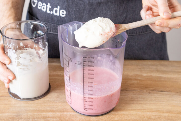 Schlagsahne zur Erdbeermasse geben