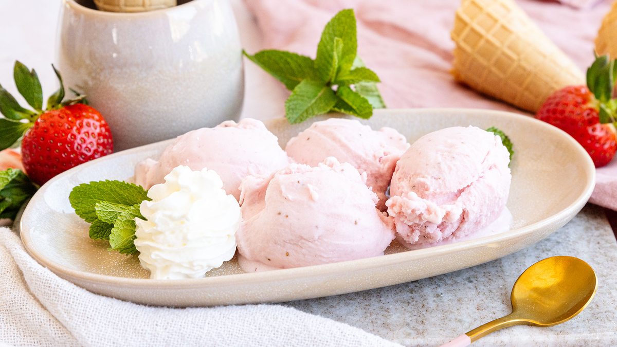 Erdbeereis selber machen | Rezept - eat.de