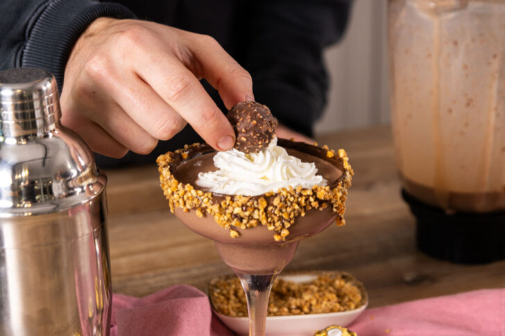 Rocher zu Deko auf Sahnehaube geben.