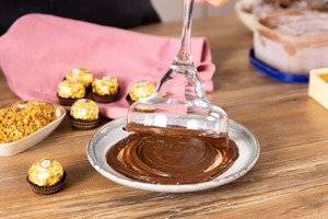 Glas in Nutella eintauchen.