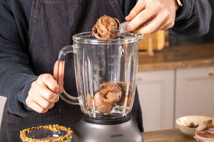 Schokoeis in den Mixer geben