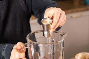 Sahnelikör in den Mixer geben.