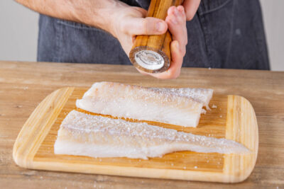Fischfilet salzen