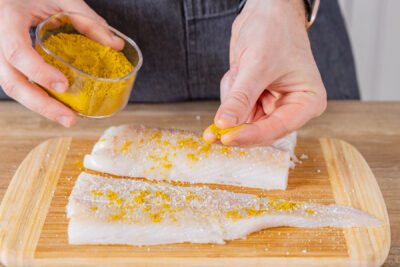 Fischfilet mit Currypulver bestreuen