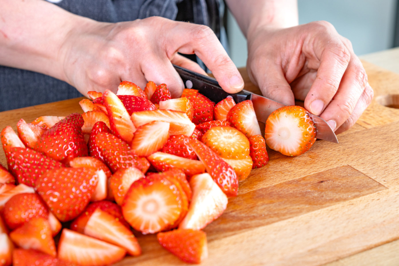 Erdbeeren klein schneiden