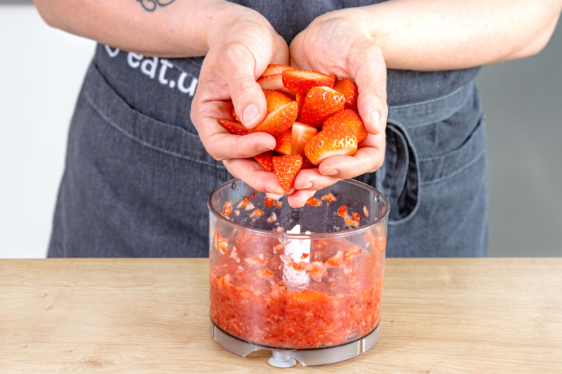 Erdbeeren mit Zitronensaft in Mixer geben