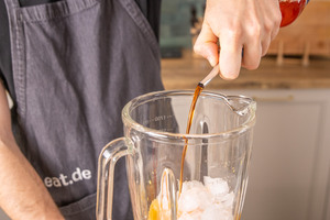 Aperol in Mixer gießen