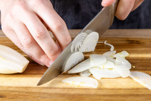 Zwiebel schneiden