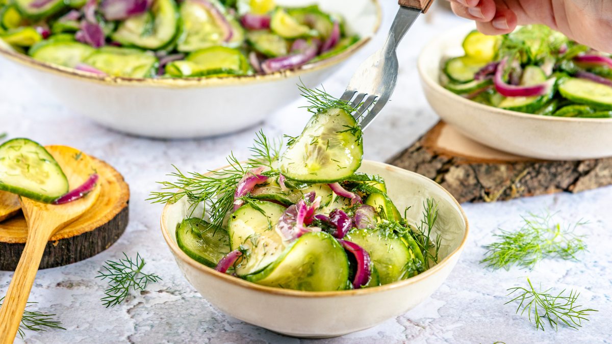 Schneller Gurkensalat mit Dill und roten Zwiebeln | Rezept - eat.de