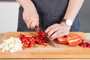 Paprika in Streifen schneiden