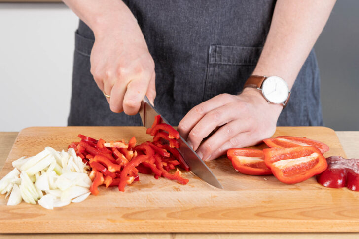 Paprika in Streifen schneiden
