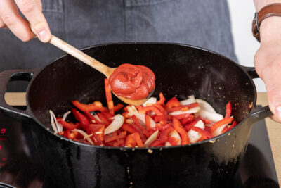 Tomatenmark dazugeben