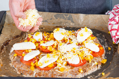 Hackfleichpizza belegen und backen