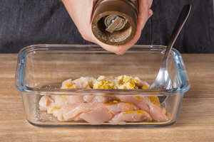 Hähnchenstreifen mit Salz und Pfeffer würzen