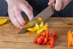 Paprika in Streifen schneiden