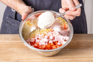 Frischkäse zur Füllung geben