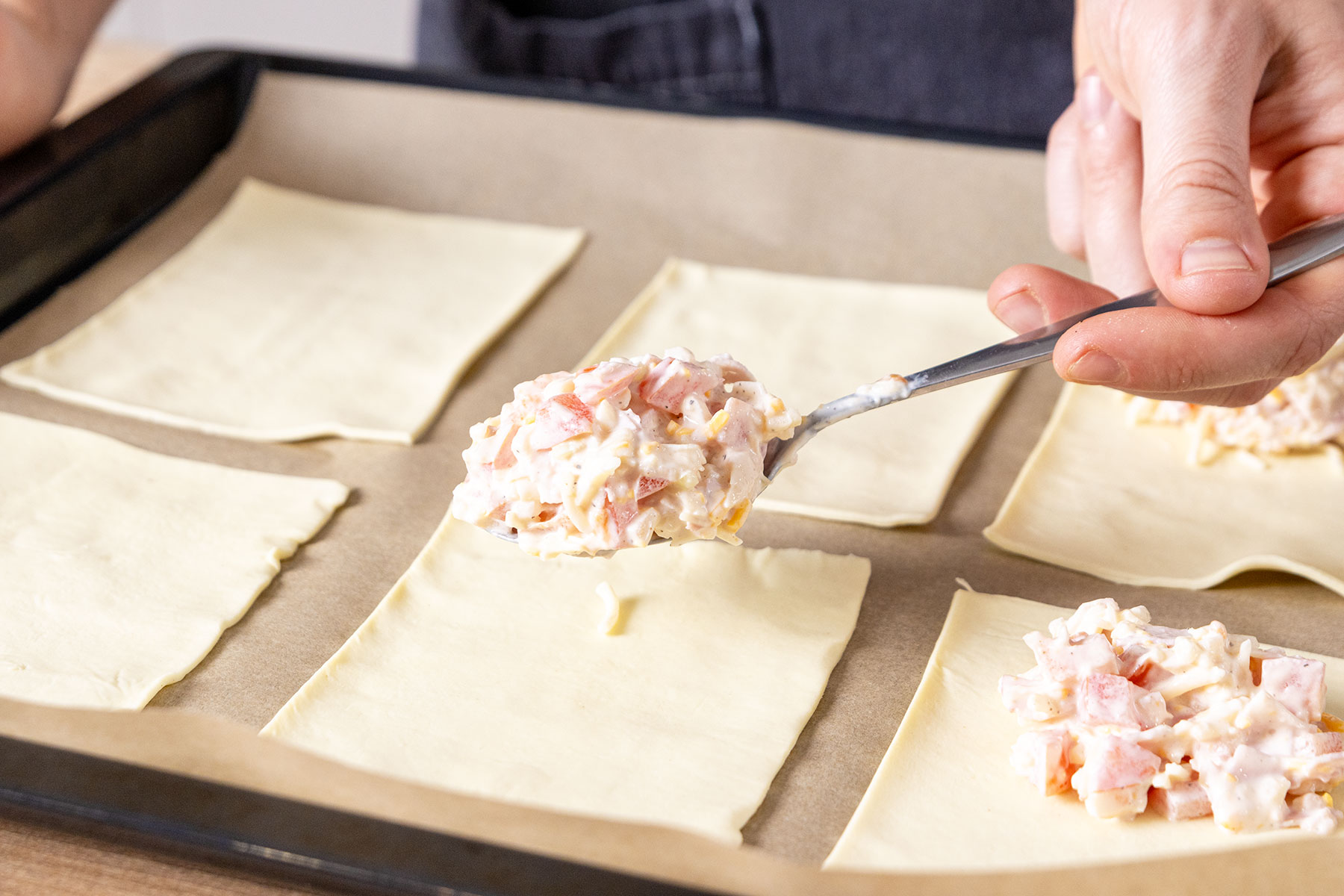 Herzhafte Blätterteigtaschen mit Käse