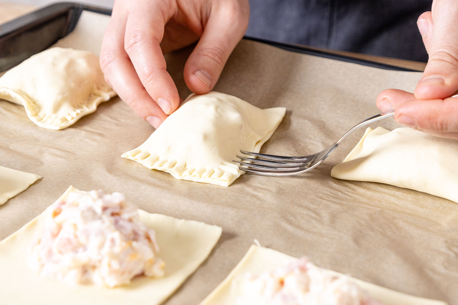 Herzhafte Blätterteigtaschen mit Käse