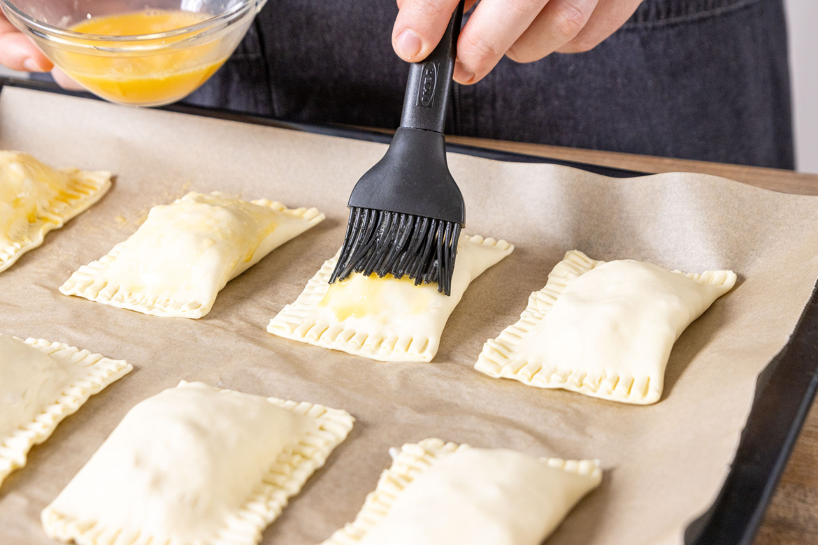 Herzhafte Blätterteigtaschen mit Käse