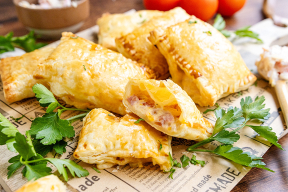 Herzhafte Blätterteigtaschen mit Käse