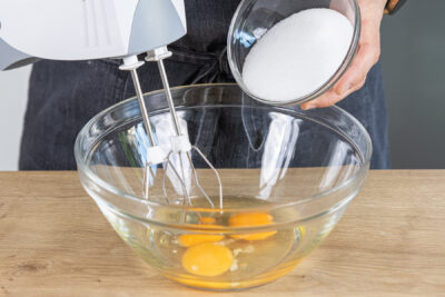 Eier, Salz und Zucker schaumig aufschlagen
