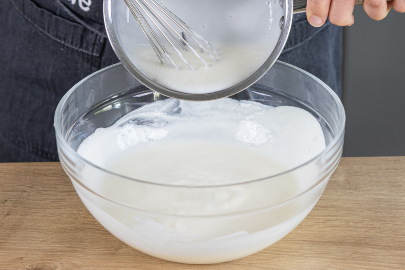 Gelatine-Masse zur restlichen Joghurt-Masse geben