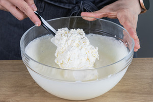 Sahne unter die Joghurt-Masse heben