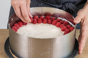 Himbeeren auf der Torte verteilen