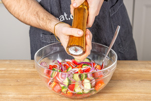 Hüttenkäse-Salat würzen
