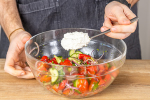 Hüttenkäse in Salat geben